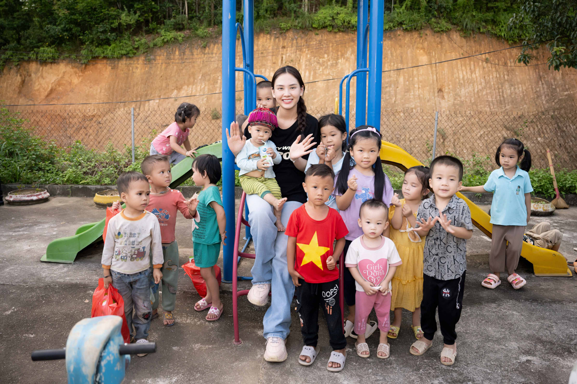 Hoa hậu Mai Phương đã đến thăm điểm trường mầm non Khuổi Lạn (Xã Bằng Thành, huyện Pác Nặm, tỉnh Bắc Kạn)