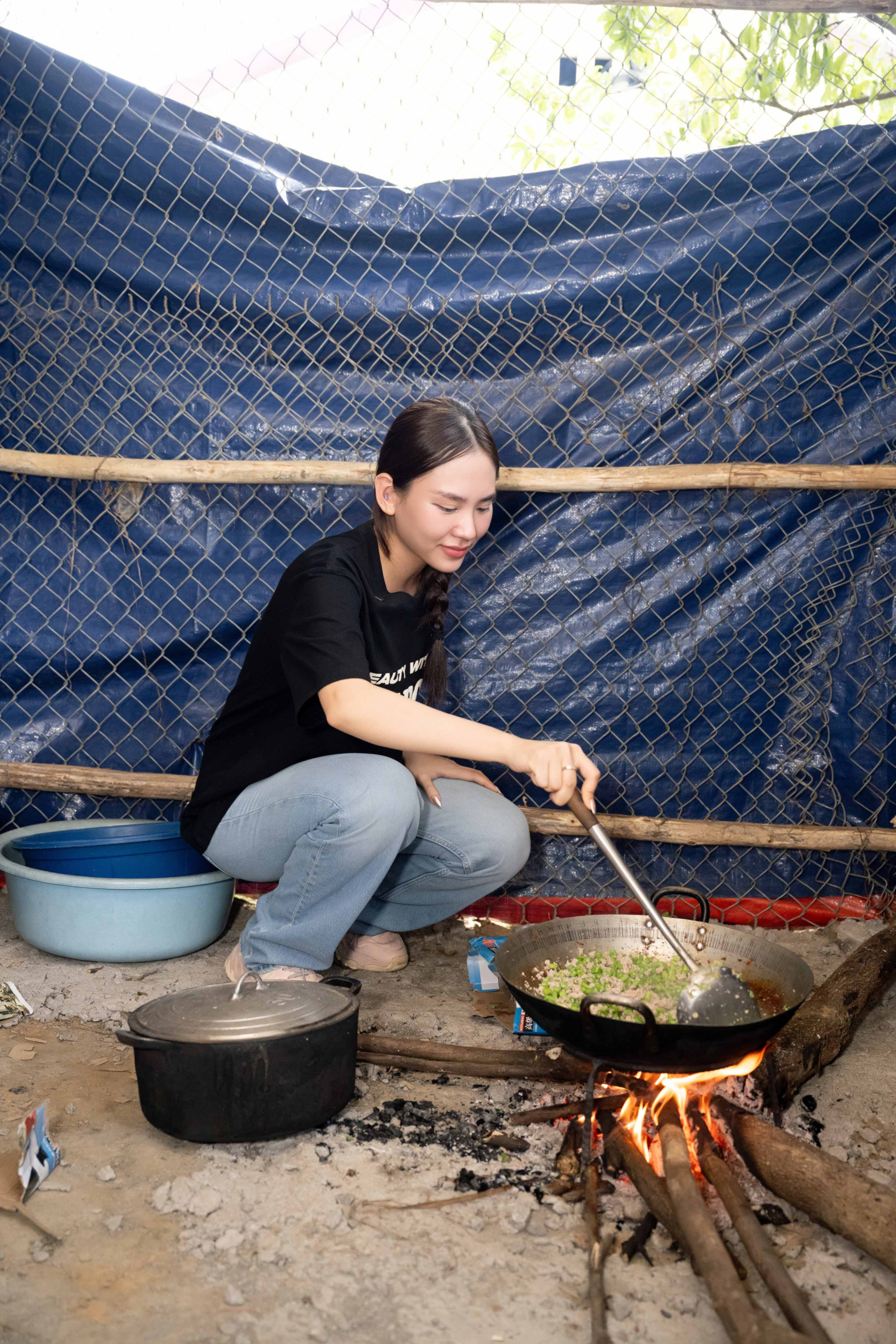 Nhân dịp này, Mai Phương đã trực tiếp đi khảo sát để xây dựng lại một nhà bếp khang trang và đảm bảo an toàn hơn cho điểm trường.