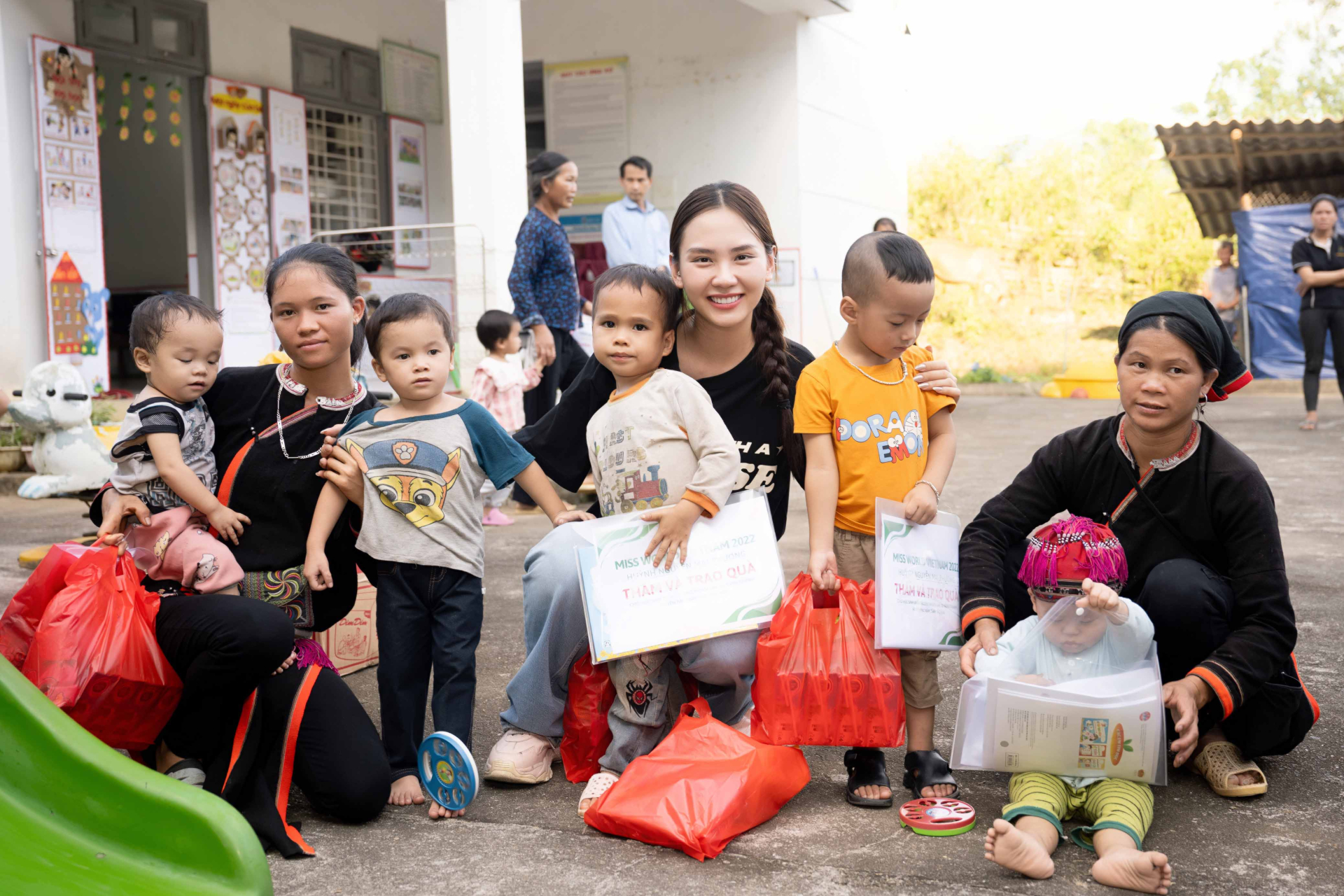 Hoa hậu Mai Phương tiếp tục thực hiện hoạt động mới mở đầu cho chuỗi dự án “Chăm em đến trường”.