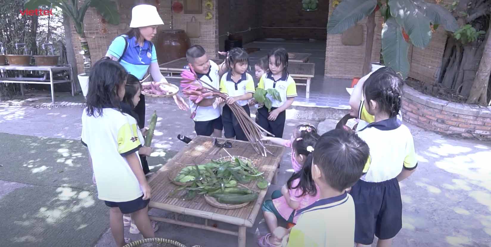 Chương trình cũng hé lộ những khoảnh khắc chưa lên sóng trước đó của Lê Dương Bảo Lâm và con gái khi đến khu du lịch sinh thái.