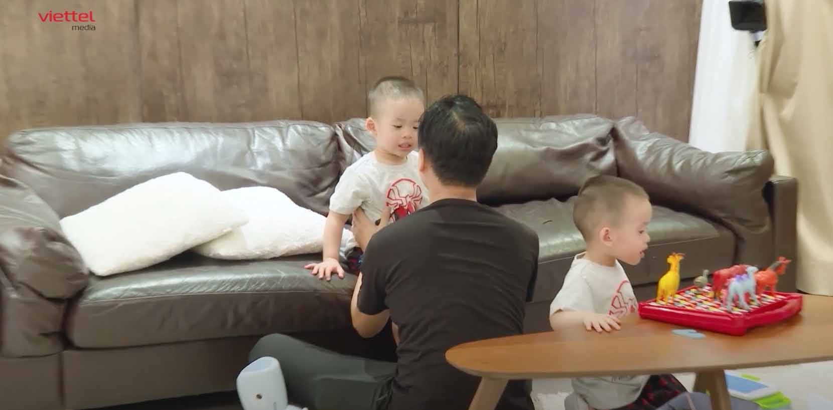 Dù có những bỡ ngỡ phút ban đầu nhưng sau chương trình “Mẹ vắng nhà ba là siêu nhân', Dương Khắc Linh đã tự tin hơn khi trông con một mình và hiểu rõ hơn tính cách của hai nhóc tỳ.