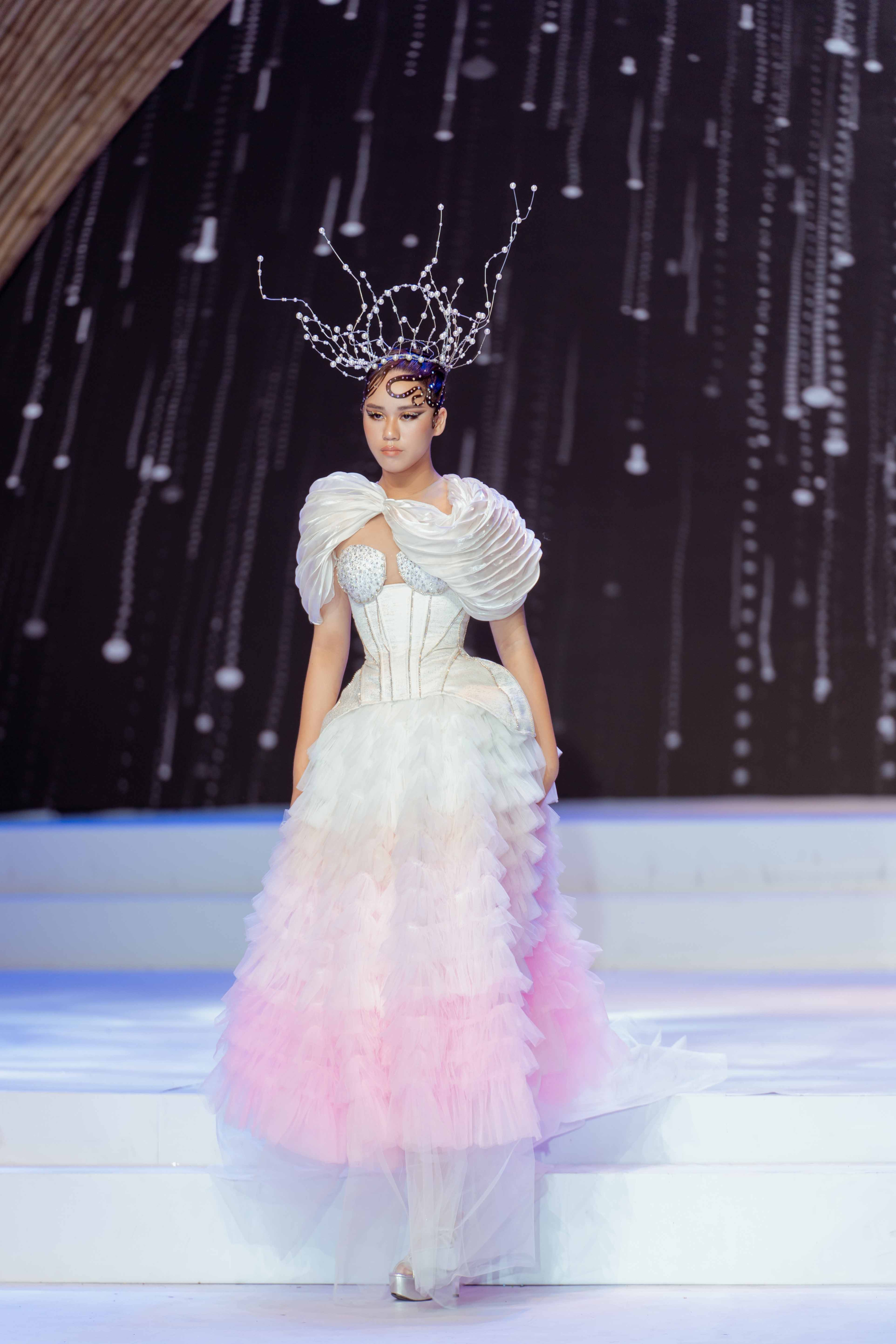 Hoa hậu Bella Vũ đọ sắc cùng người đẹp Miss Grand Vietnam 2023 trong BST của NTK Trần Minh - ảnh 1