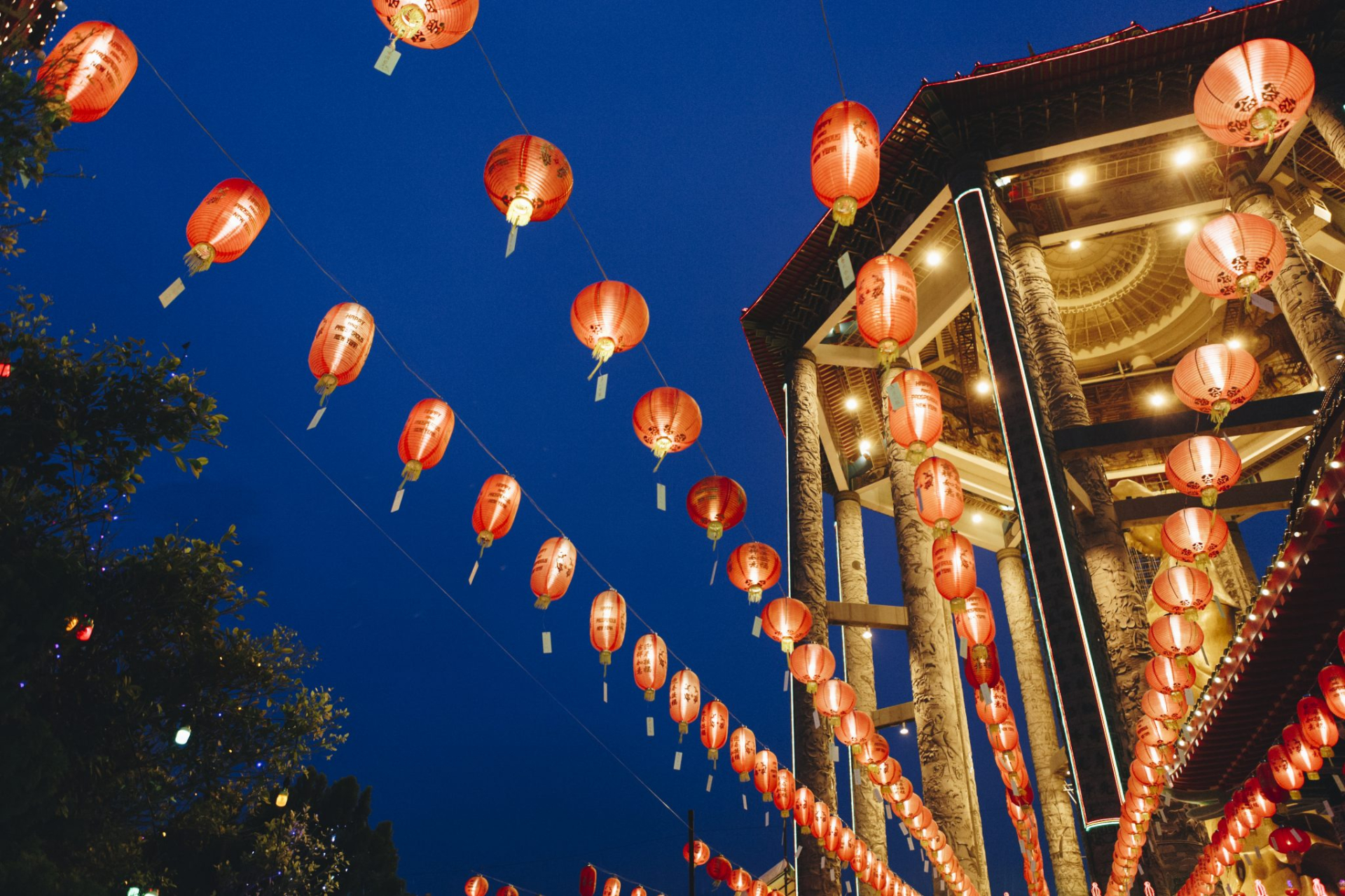 Các gia đình sẽ cảm nhận rõ nhất không khí của lễ hội trung thu tại Chinatown, nơi các con phố trở nên rực rỡ với dàn lồng đèn lung linh.