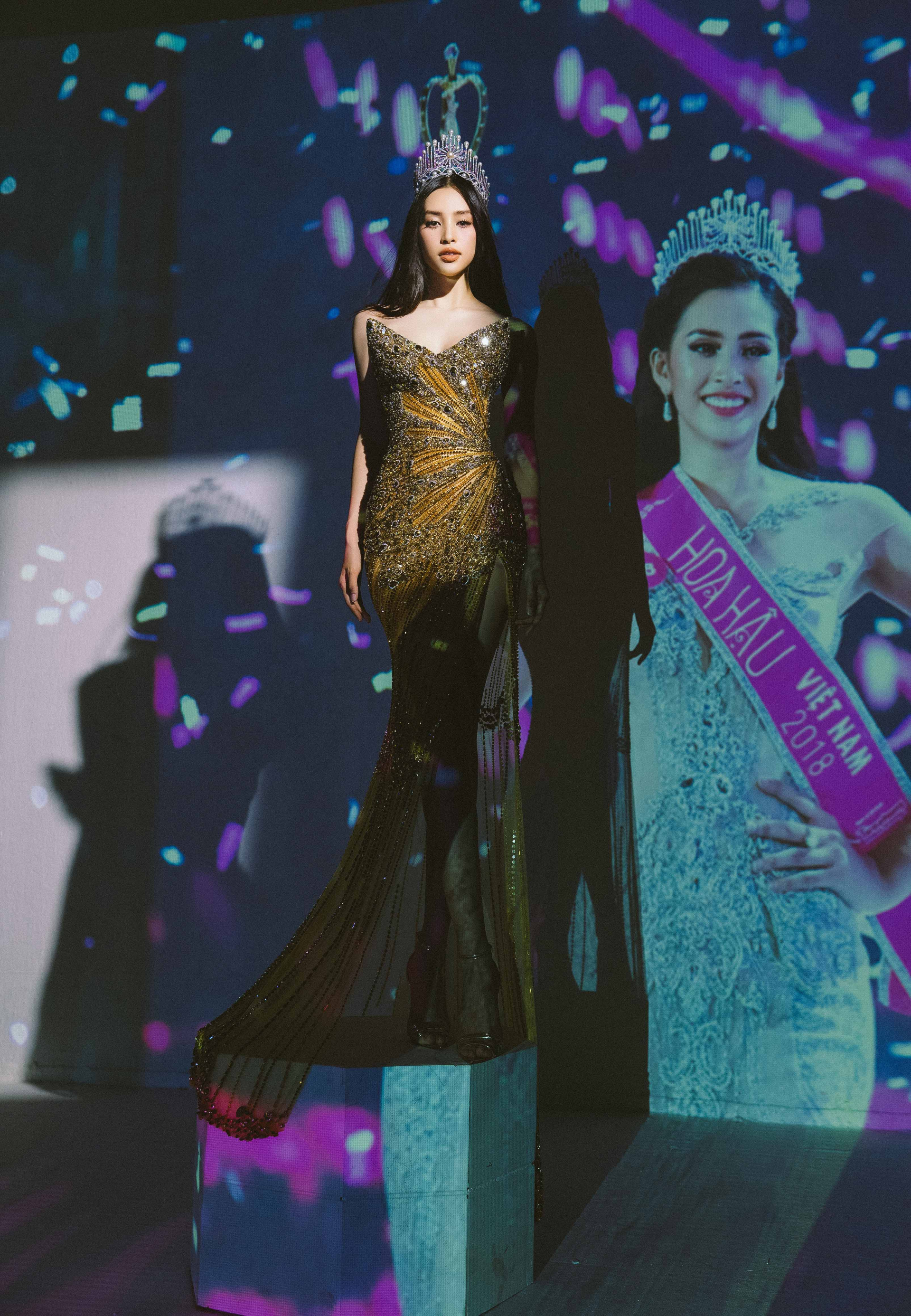 Trong một layout khác, nàng Hậu xuất hiện với chiếc váy tại đêm chung kết Miss World 2018 cùng với chiếc ghế đăng quang.