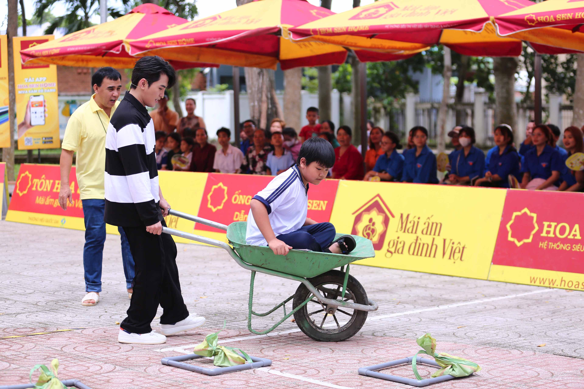 ca-si-will-va-mc-viet-anh-gop-suc-mang-ve-giai-thuong-90-trieu-cho-tre-em-mo-coi5