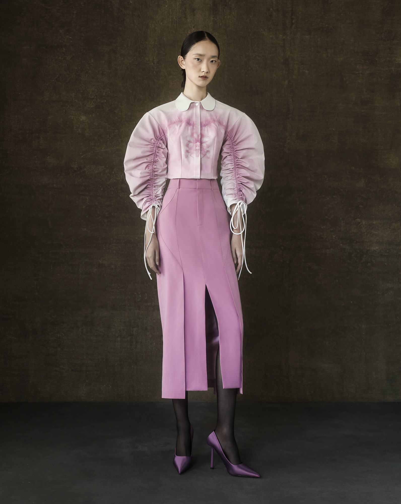 Tuy là BST Ready-To-Wear, nhưng những dấu ấn mang tính nghệ thuật vẫn được thể hiện rõ trong từng thiết kế.