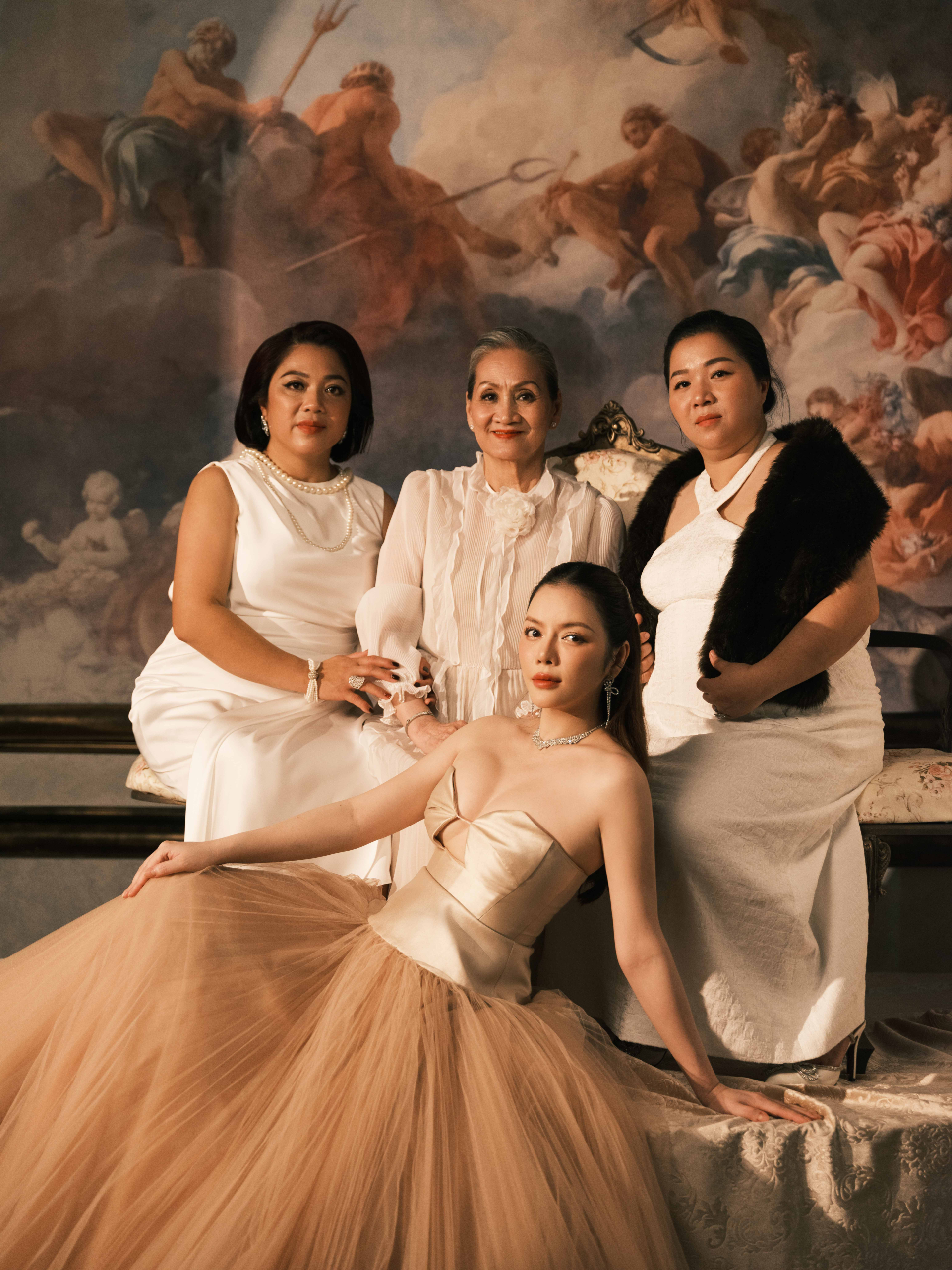 Thành công trong công việc kinh doanh lẫn hoạt động showbiz, nhưng việc lý nhã kỳ vẫn là quý cô độc thân khiến nhiều người tò mò.