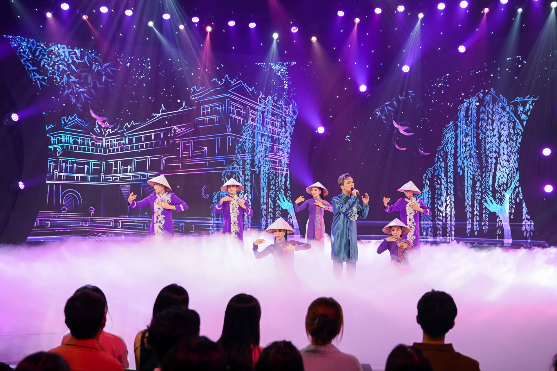 Hồ Quang Tùng trình diễn tại chương trình
