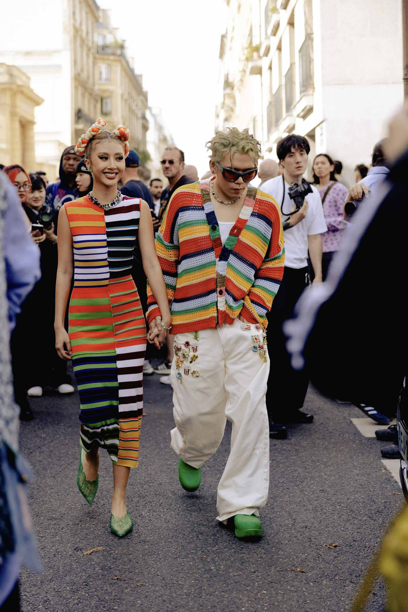 Khoảnh khắc Quỳnh Anh Shyn và Nam Phùng diện đồ đôi, nắm tay nhau ở show Marni lọt ống kính của Tạp chí Vogue