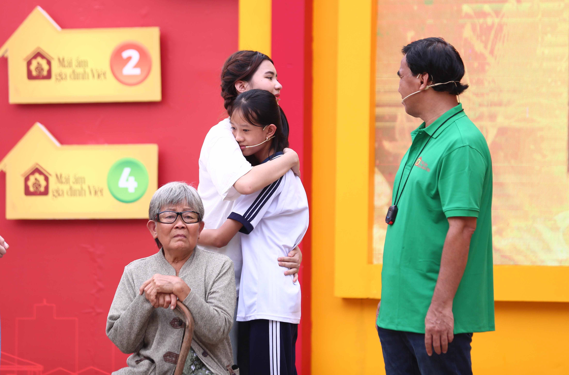 Hai con gái Quyền Linh khóc nức nở, đem hết tiền tiết kiệm tặng trẻ mồ côi khi tham gia gameshow cùng bố MC - ảnh 4