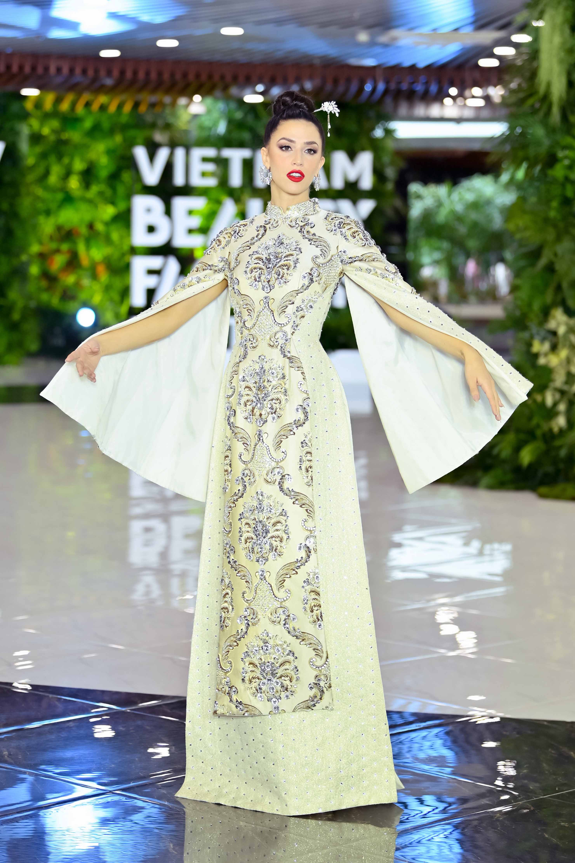 Hoa hậu đẹp nhất thế giới trình diễn áo dài của NTK Lê Long Dũng - ảnh 5