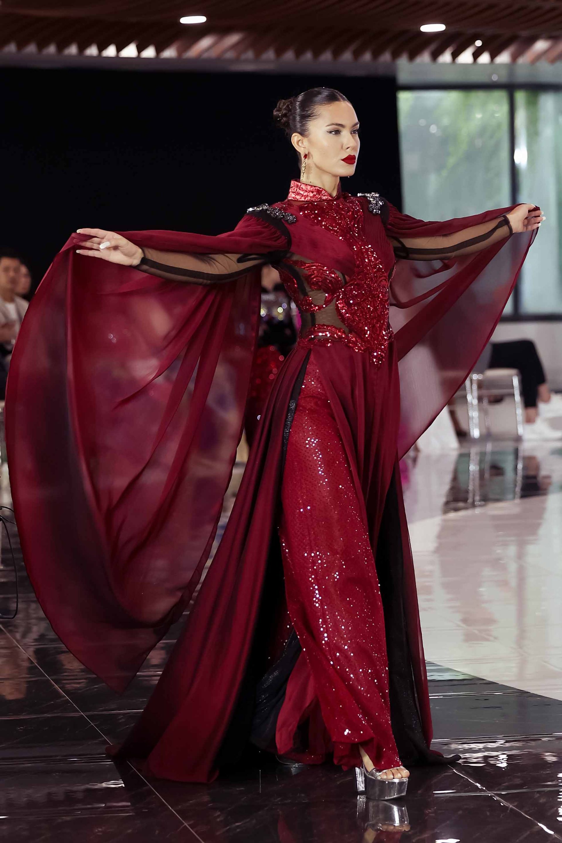 Hoa hậu đẹp nhất thế giới trình diễn áo dài của NTK Lê Long Dũng - ảnh 3
