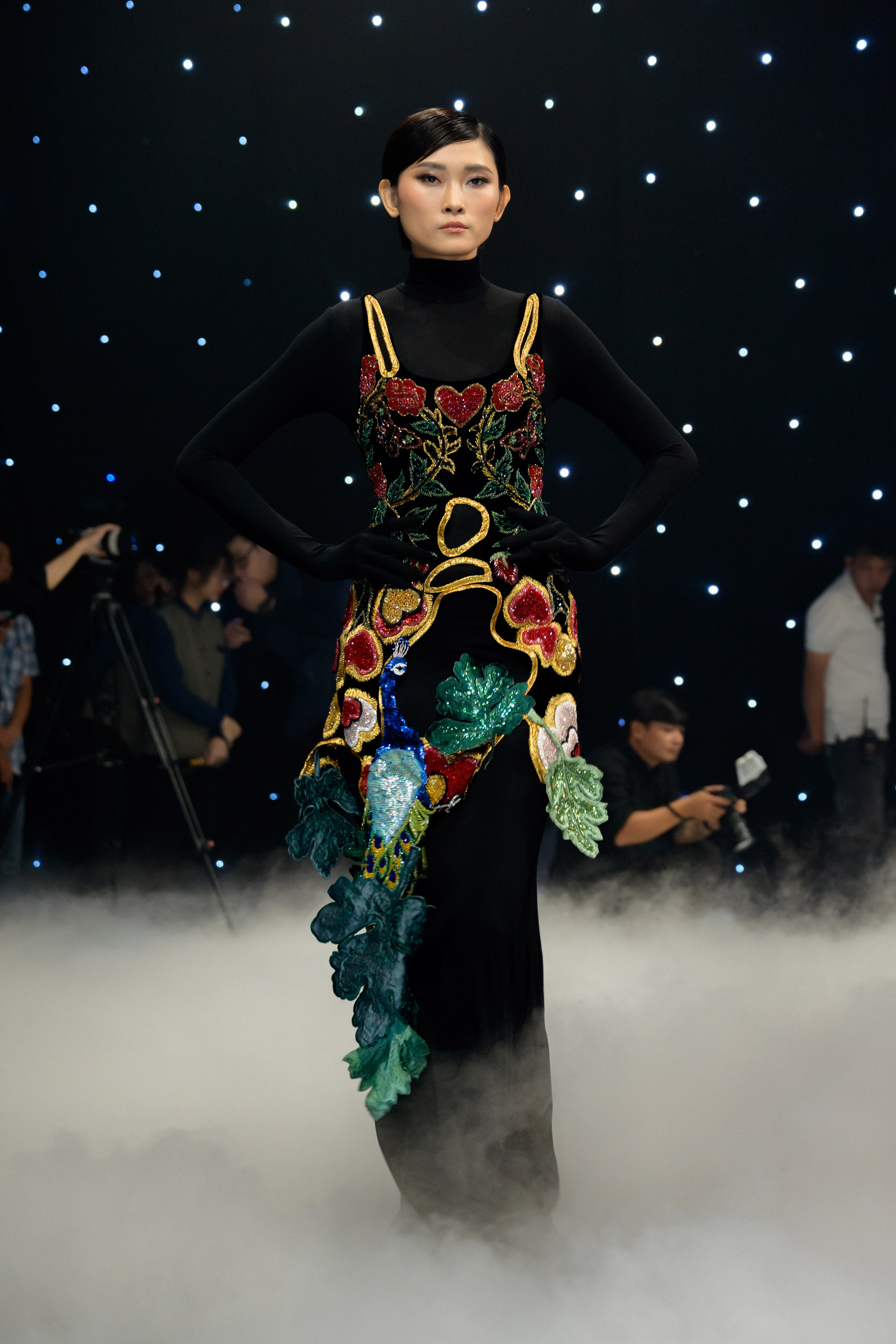 Lý Quí Khánh quay lại “đường đua” thời trang với bộ sưu tập tôn vinh vẻ đẹp của phụ nữ - ảnh 4