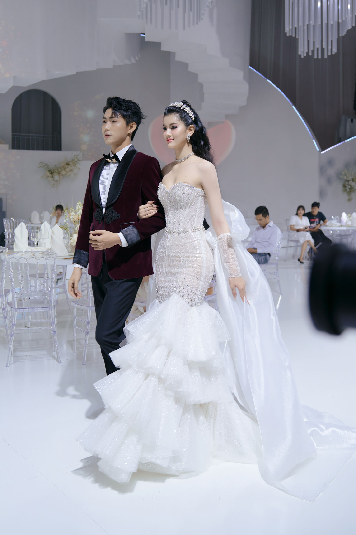 Á hậu Hương Ly tổ chức đám cưới tại sàn diễn thời trang - ảnh 6