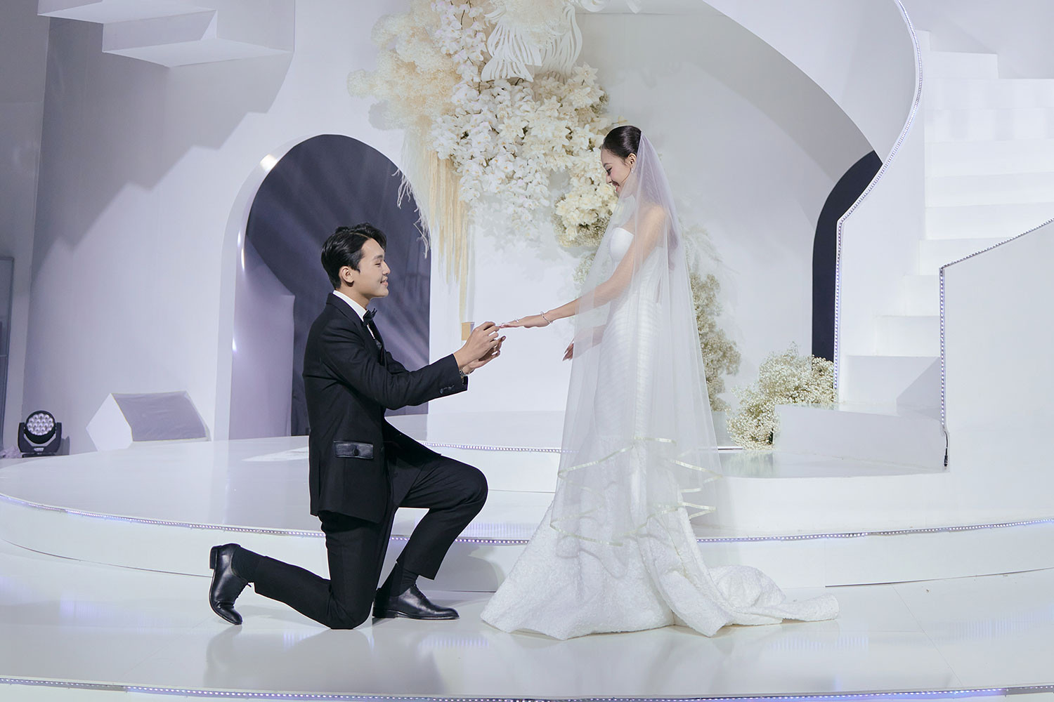 Á hậu Hương Ly tổ chức đám cưới tại sàn diễn thời trang - ảnh 9
