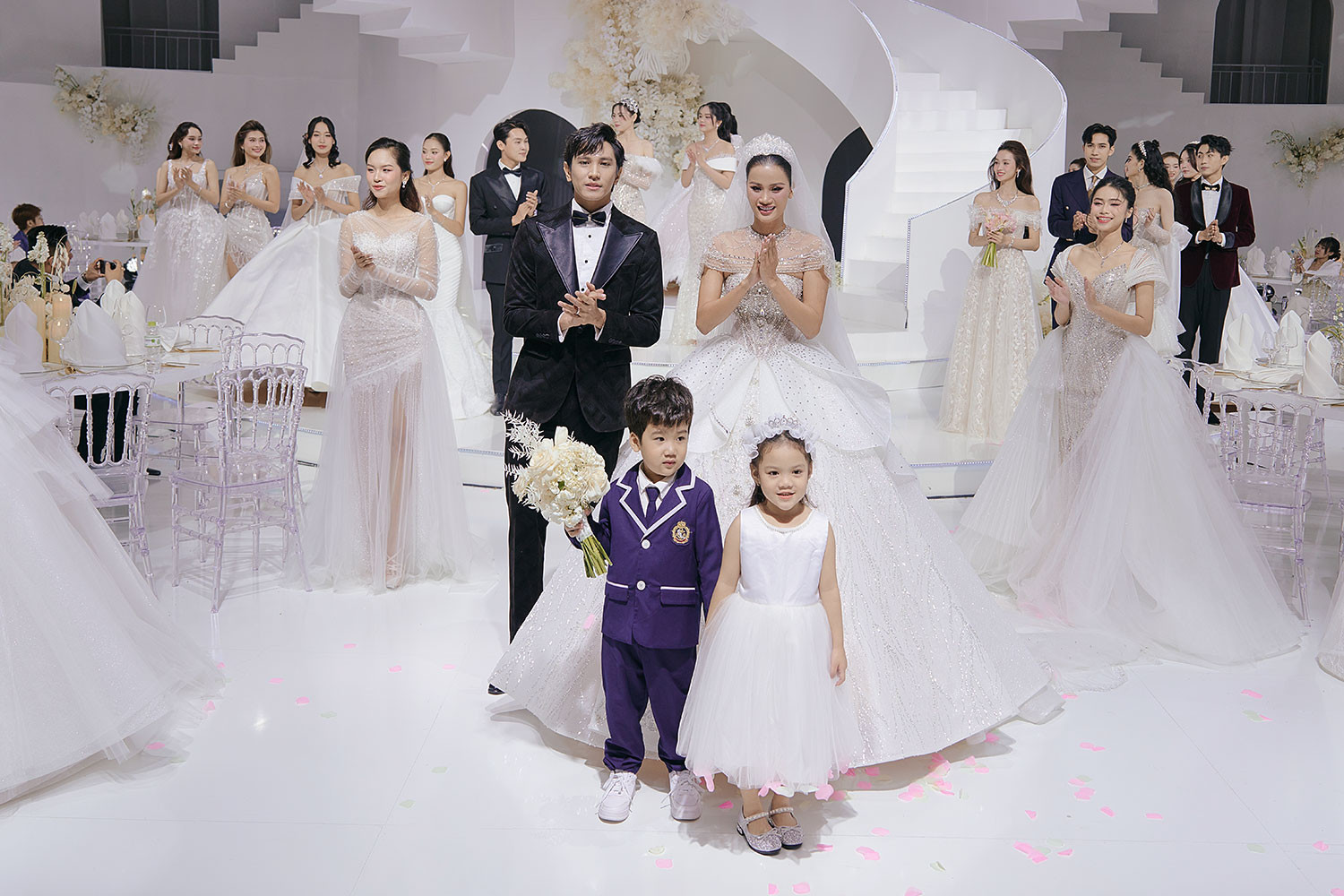 Á hậu Hương Ly tổ chức đám cưới tại sàn diễn thời trang - ảnh 3