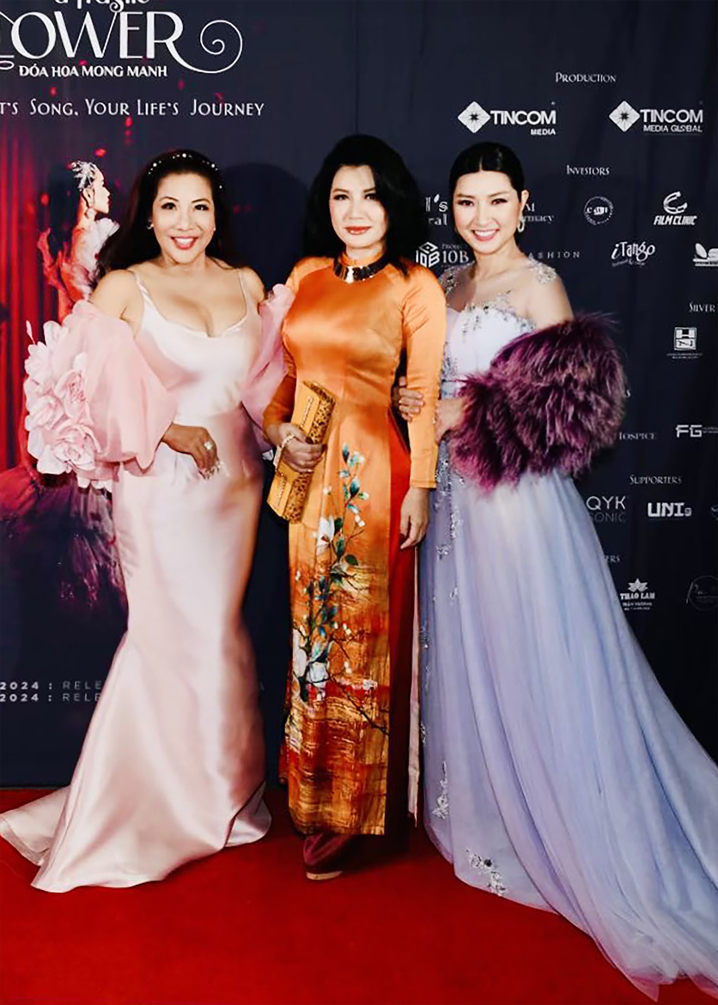 Nguyễn Hồng Nhung diện áo dài, hát 'Xin chào Việt Nam' tại Liên hoan phim thế giới châu Á 2023 - ảnh 3