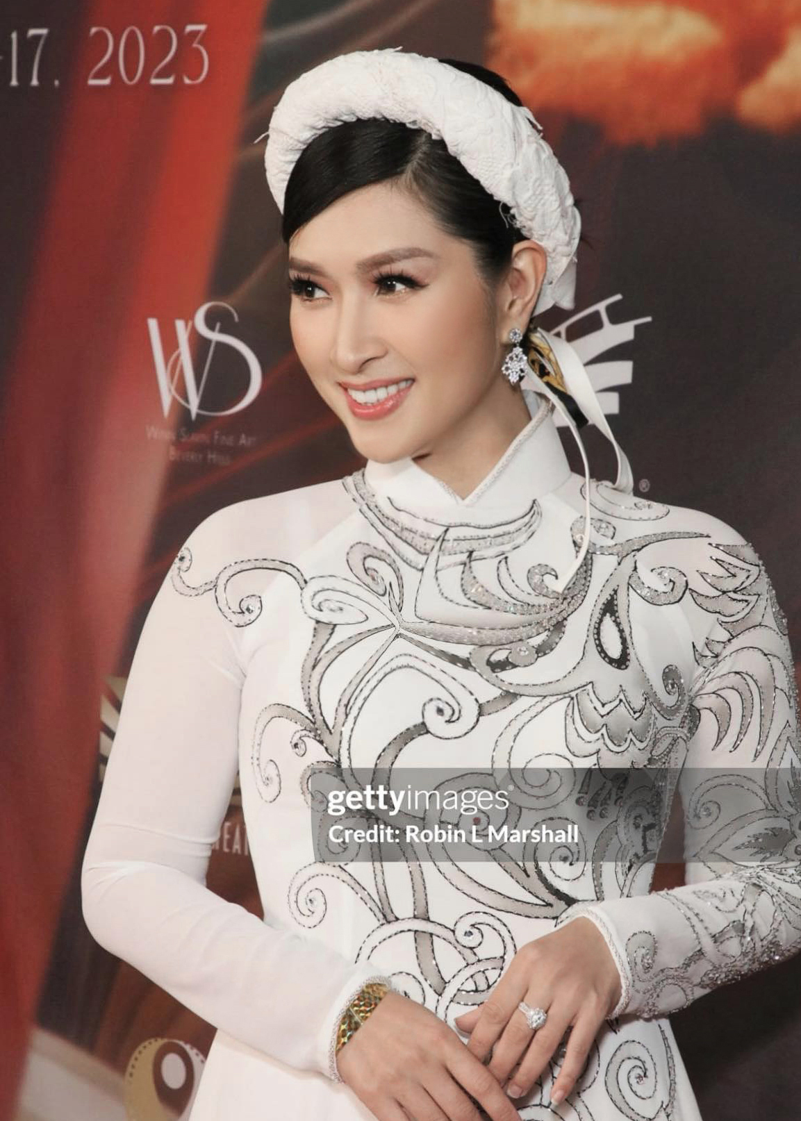 Nguyễn Hồng Nhung diện áo dài, hát 'Xin chào Việt Nam' tại Liên hoan phim thế giới châu Á 2023 - ảnh 1