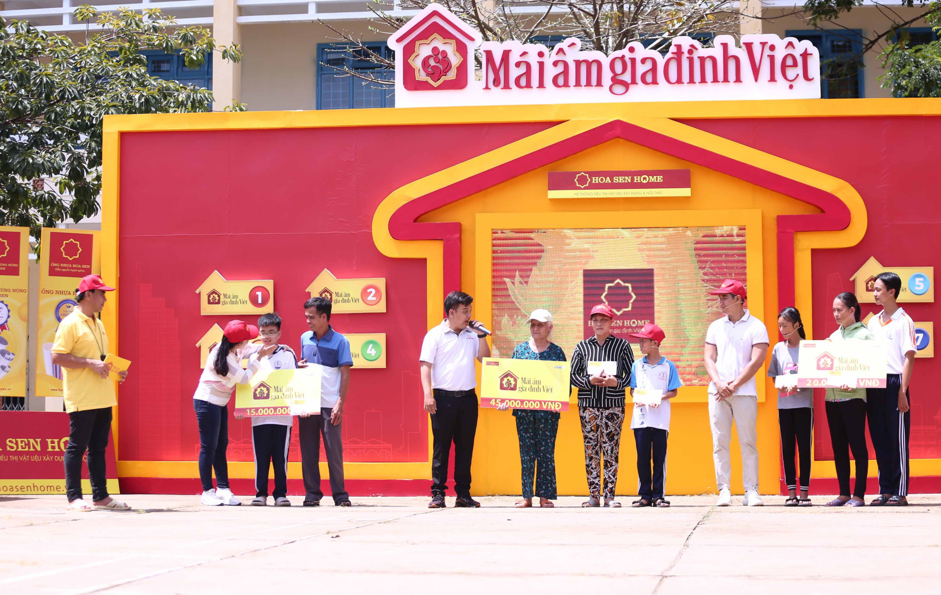 MC Nguyên Khang 3 lần bế NSND Phượng Loan khi thực hiện thử thách để giúp đỡ trẻ em mồ côi - ảnh 6