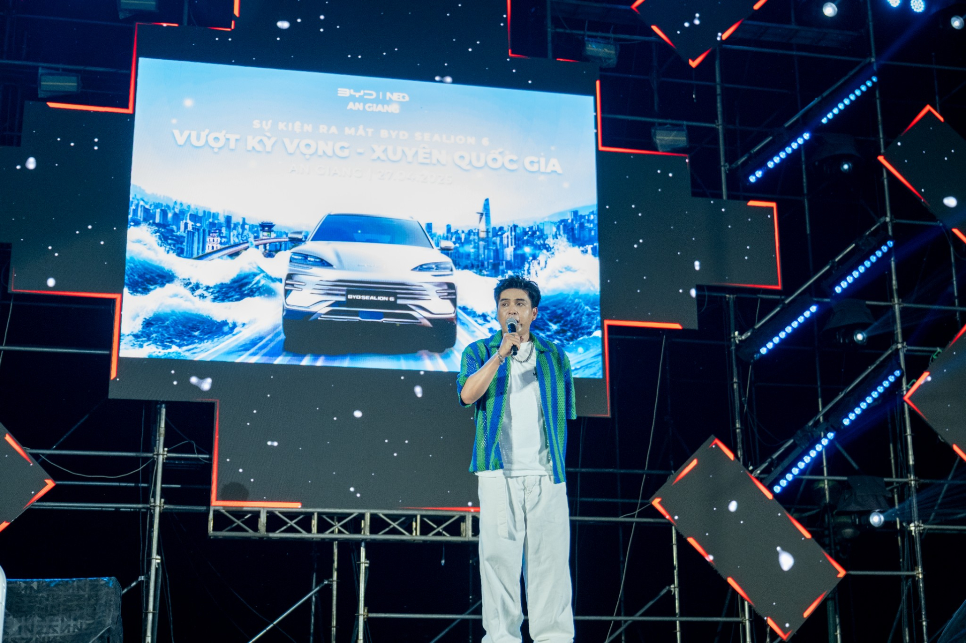 Hồ Quang Hiếu khuấy động sự kiện ra mắt BYD Sealion 6 tại BYD An Giang - ảnh 2
