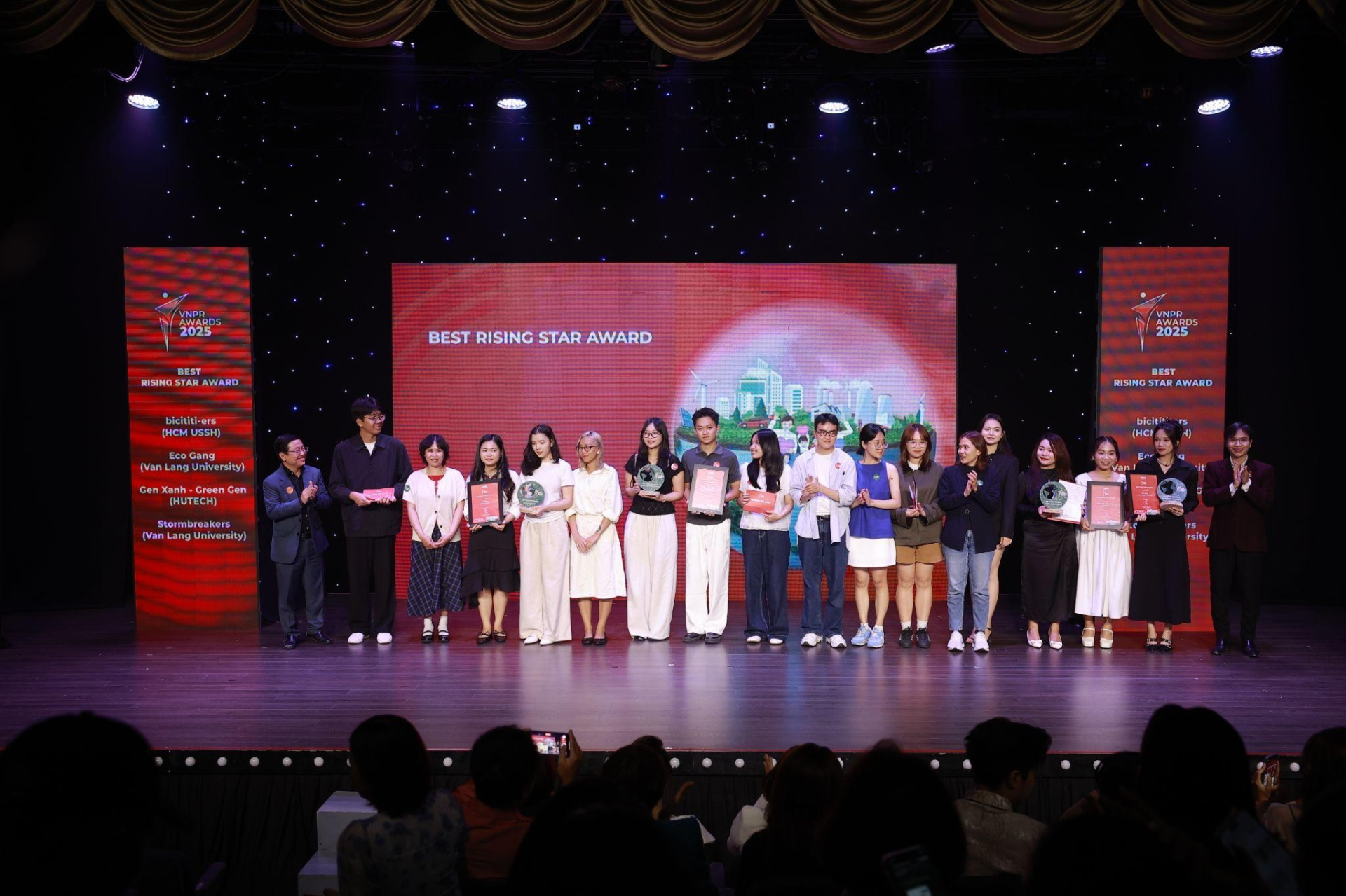 Dự án Mentoring Eco Green Project của sinh viên Quan hệ công chúng HUTECH được vinh danh tại VNPR Awards 2025 - ảnh 1