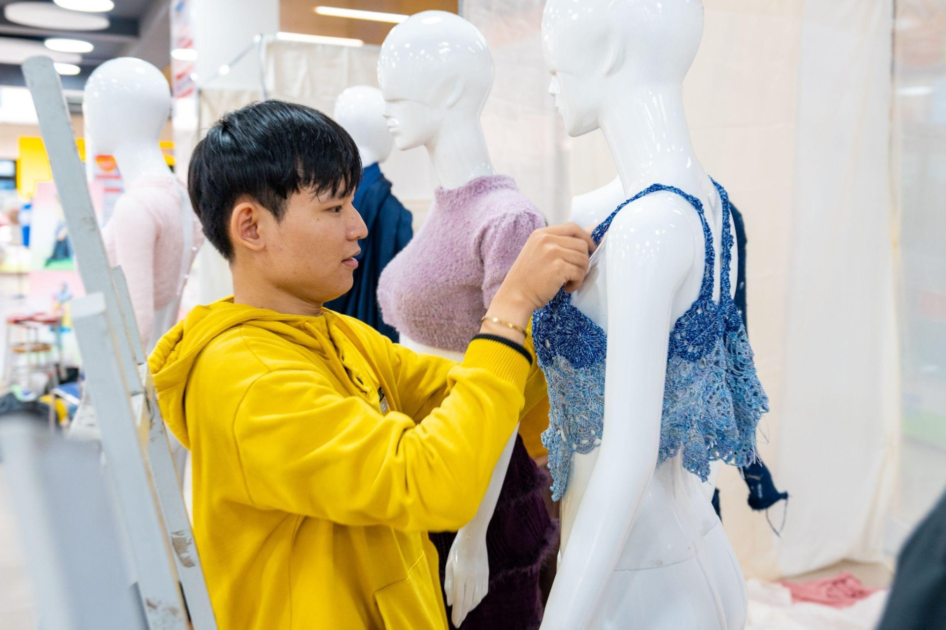 Mê mẩn những thiết kế ấn tượng của sinh viên Thiết kế thời trang HUTECH - ảnh 1
