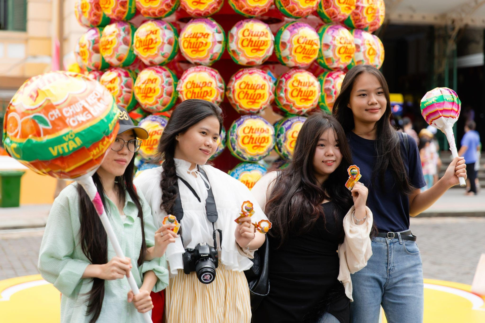 Tháp kẹo khổng lồ Chupa Chups đi khắp muôn nơi, câu chuyện Mãi Vui tiếp nối nhiều thế hệ gia đình Việt - ảnh 6