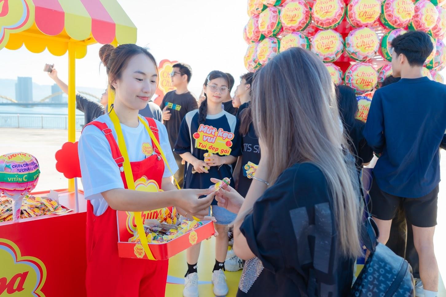 Tháp kẹo khổng lồ Chupa Chups đi khắp muôn nơi, câu chuyện Mãi Vui tiếp nối nhiều thế hệ gia đình Việt - ảnh 5