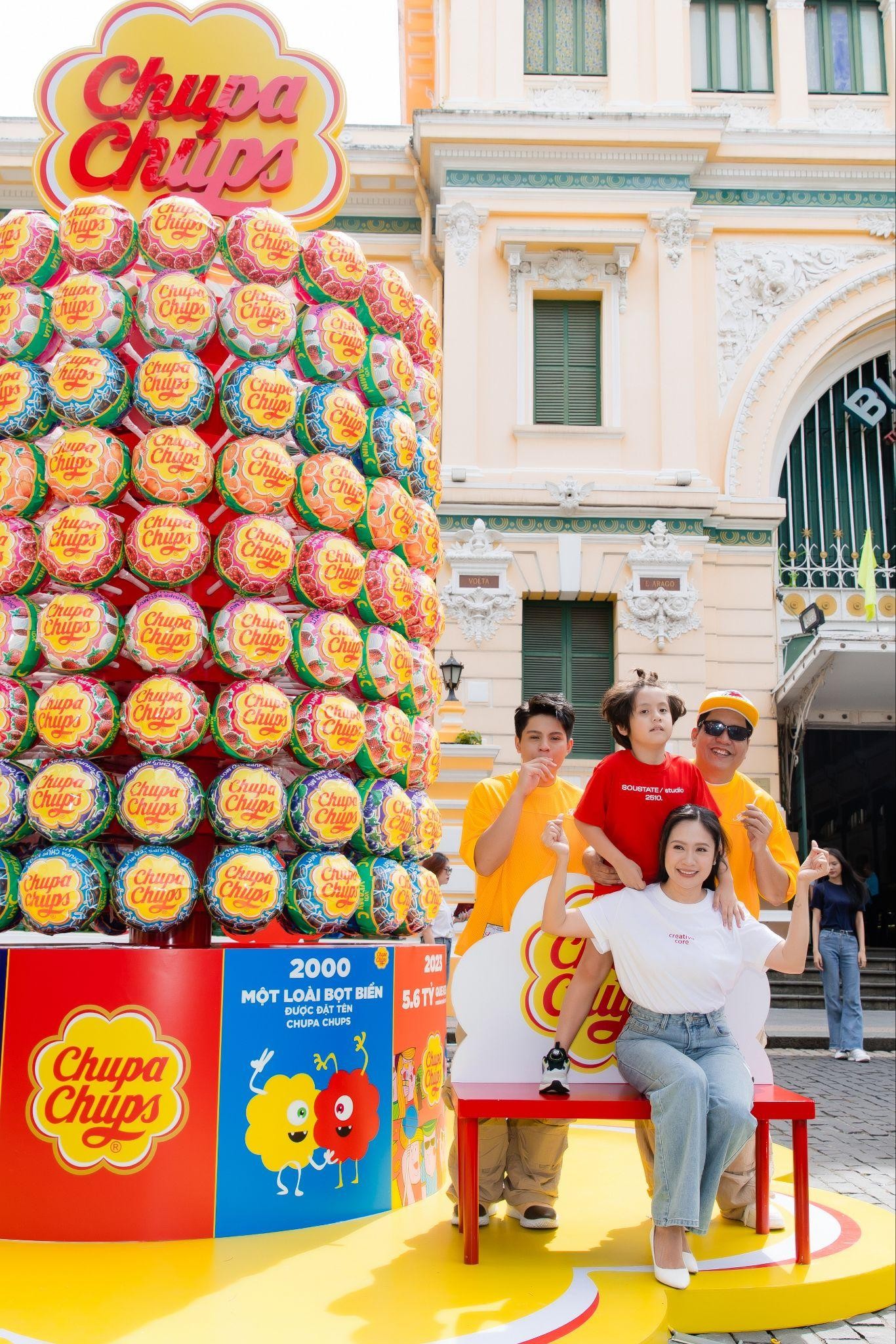 Tháp kẹo khổng lồ Chupa Chups đi khắp muôn nơi, câu chuyện Mãi Vui tiếp nối nhiều thế hệ gia đình Việt - ảnh 2
