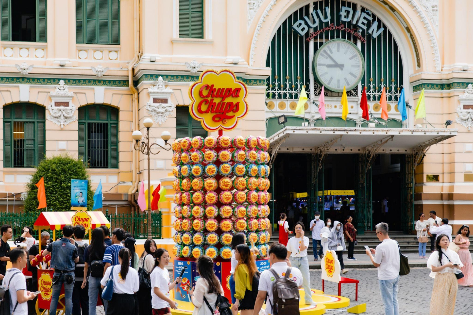 Tháp kẹo khổng lồ Chupa Chups đi khắp muôn nơi, câu chuyện Mãi Vui tiếp nối nhiều thế hệ gia đình Việt - ảnh 1