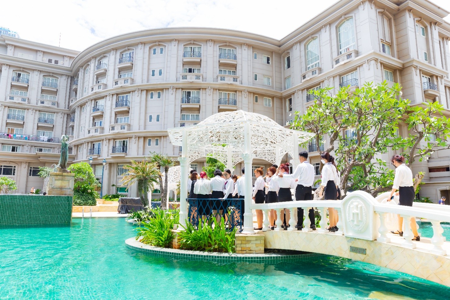 Sinh viên Quản trị khách sạn HUTECH: Học từ trải nghiệm thật - Bứt phá trong môi trường 5 sao - ảnh 2