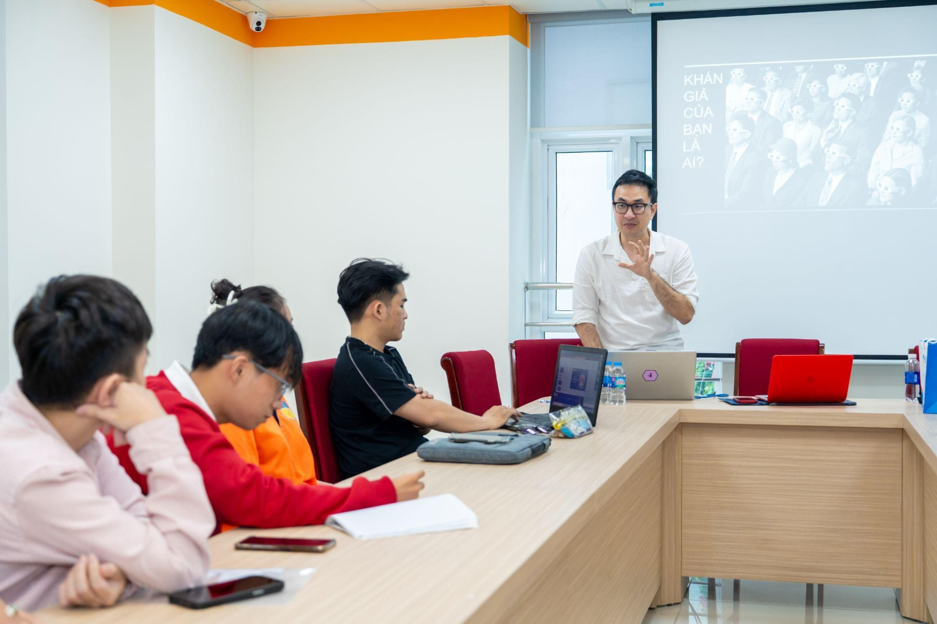 Khởi nghiệp với trà sữa thảo mộc viên nén, nam sinh lên ngôi Quán quân HUTECH Startup Wings 2025 - ảnh 5