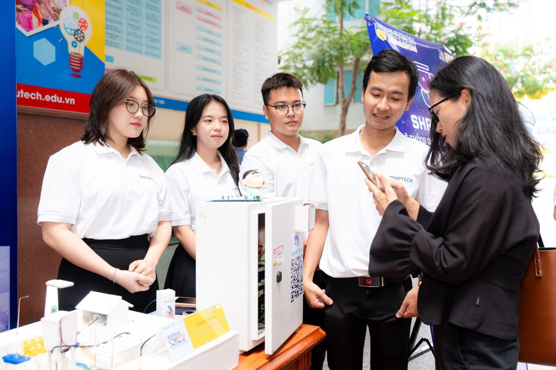 Khởi nghiệp với trà sữa thảo mộc viên nén, nam sinh lên ngôi Quán quân HUTECH Startup Wings 2025 - ảnh 3