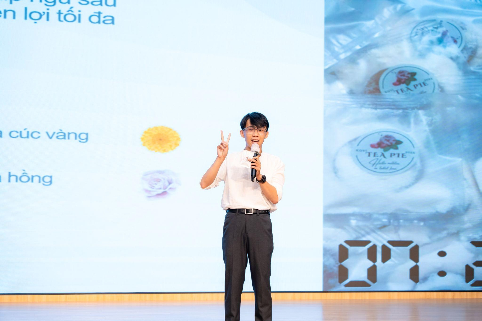 Khởi nghiệp với trà sữa thảo mộc viên nén, nam sinh lên ngôi Quán quân HUTECH Startup Wings 2025 - ảnh 2