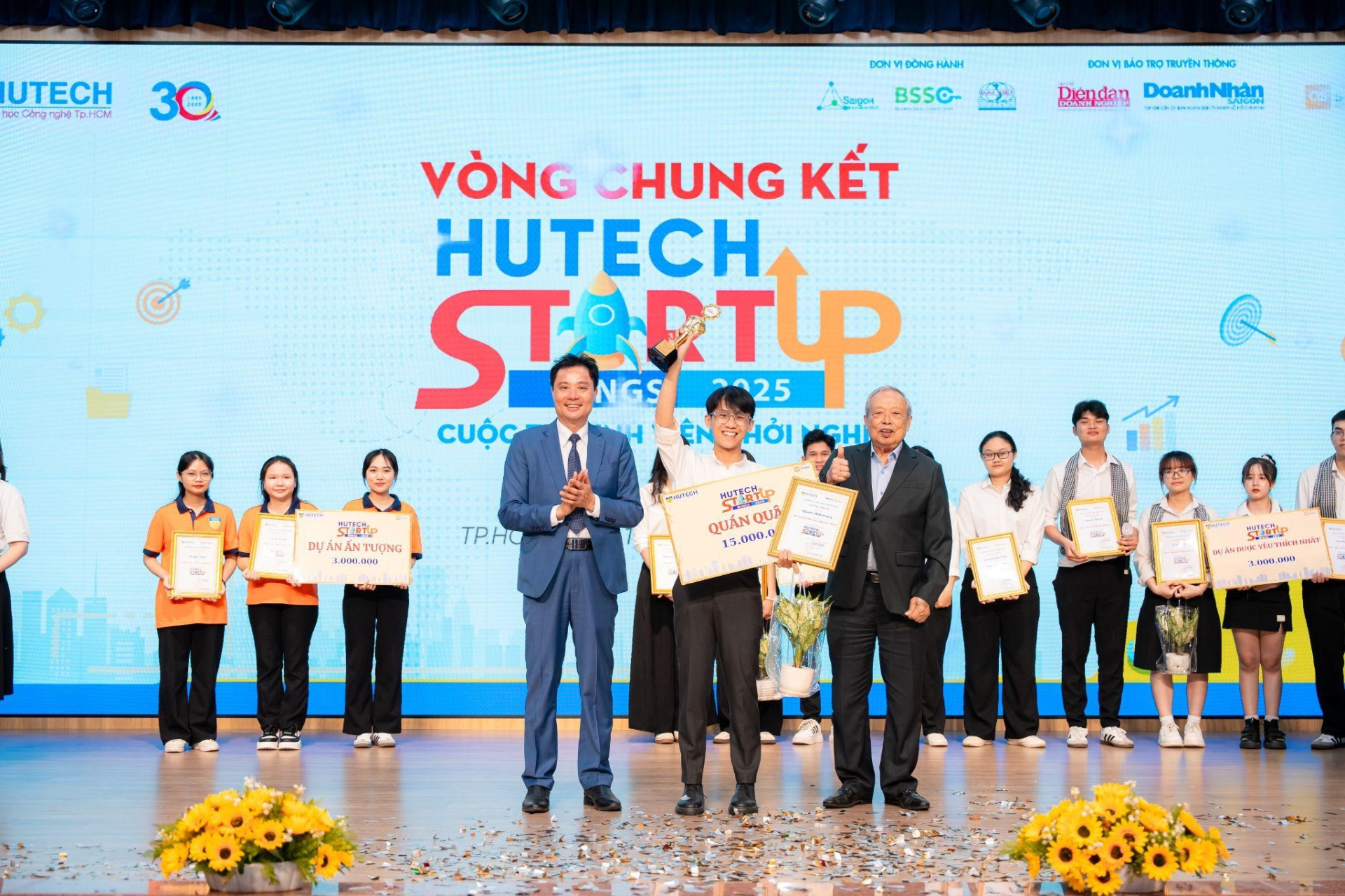 Khởi nghiệp với trà sữa thảo mộc viên nén, nam sinh lên ngôi Quán quân HUTECH Startup Wings 2025 - ảnh 1