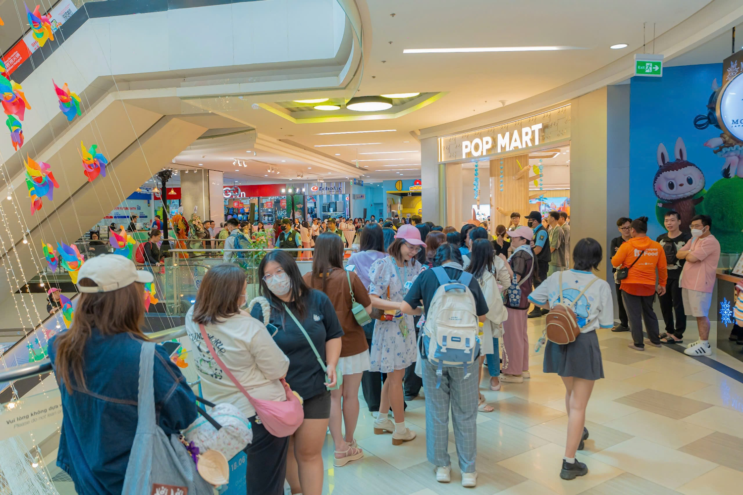 POP MART khai trương cửa hàng mới tại Vạn Hạnh Mall: Gen Z hào hứng xếp hàng săn đồ art toy - ảnh 2