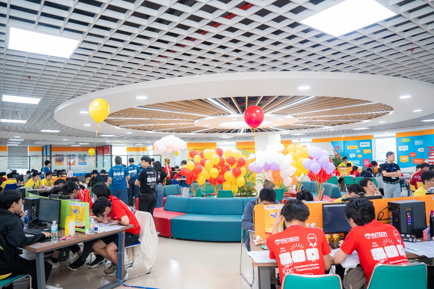 Nhìn lại những con số ấn tượng của kỳ thi OLP, OlpAI, Procon, ICPC 2025 thành công tại HUTECH - ảnh 1