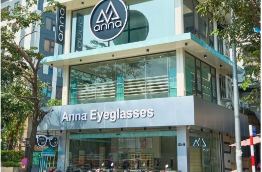 Showbiz ngỡ ngàng khi brand kính đứng sau MV nhóm tân binh - ảnh 1