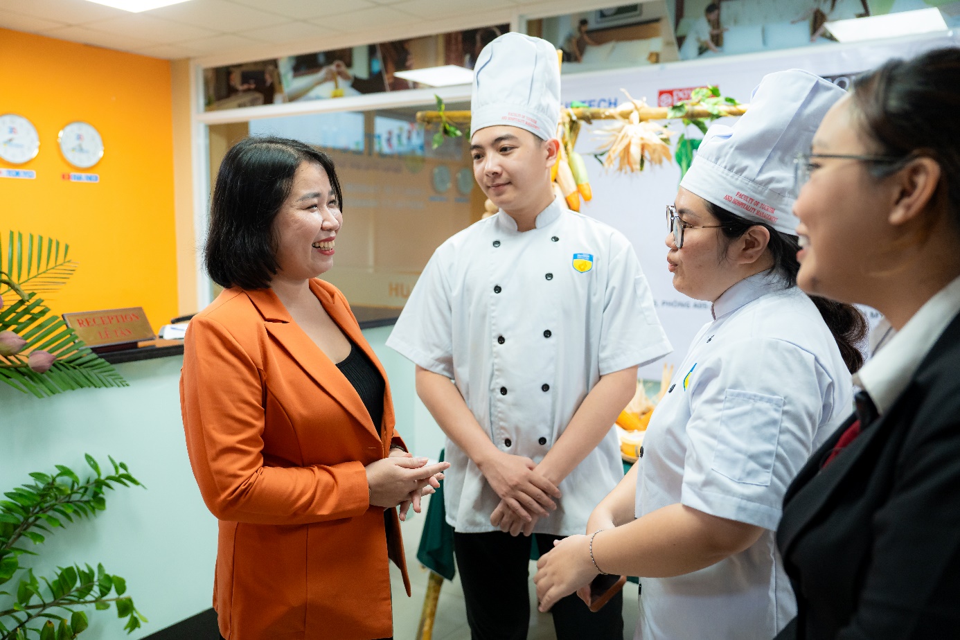 Từ giảng đường đến bàn tiệc: Chuỗi đồ án nhà hàng của sinh viên HUTECH ghi dấu ấn chuyên nghiệp - ảnh 3