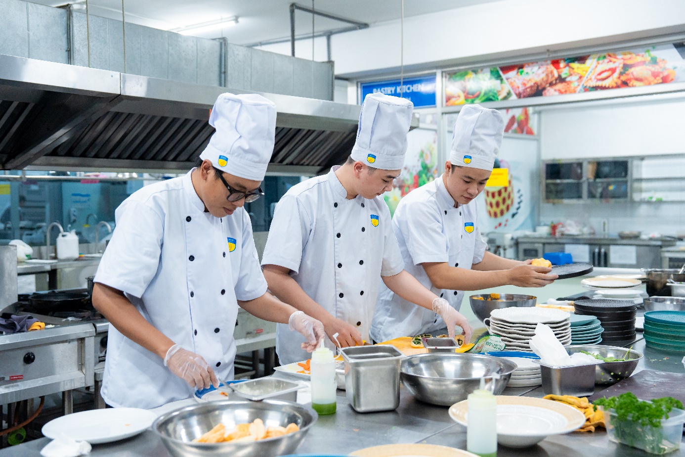 Từ giảng đường đến bàn tiệc: Chuỗi đồ án nhà hàng của sinh viên HUTECH ghi dấu ấn chuyên nghiệp - ảnh 1