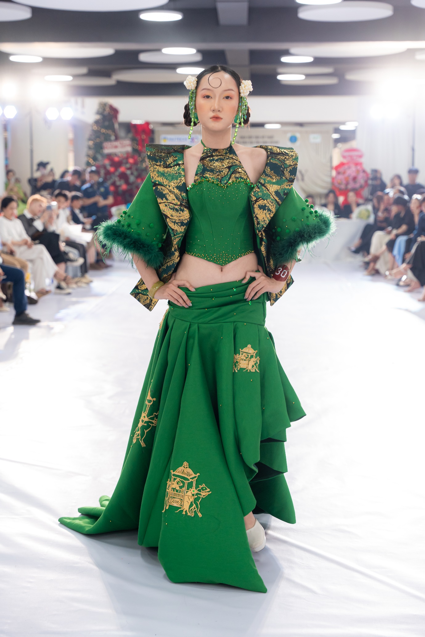 Sinh viên chạm vào văn hóa dân tộc bằng ngôn ngữ thời trang và makeup - ảnh 2