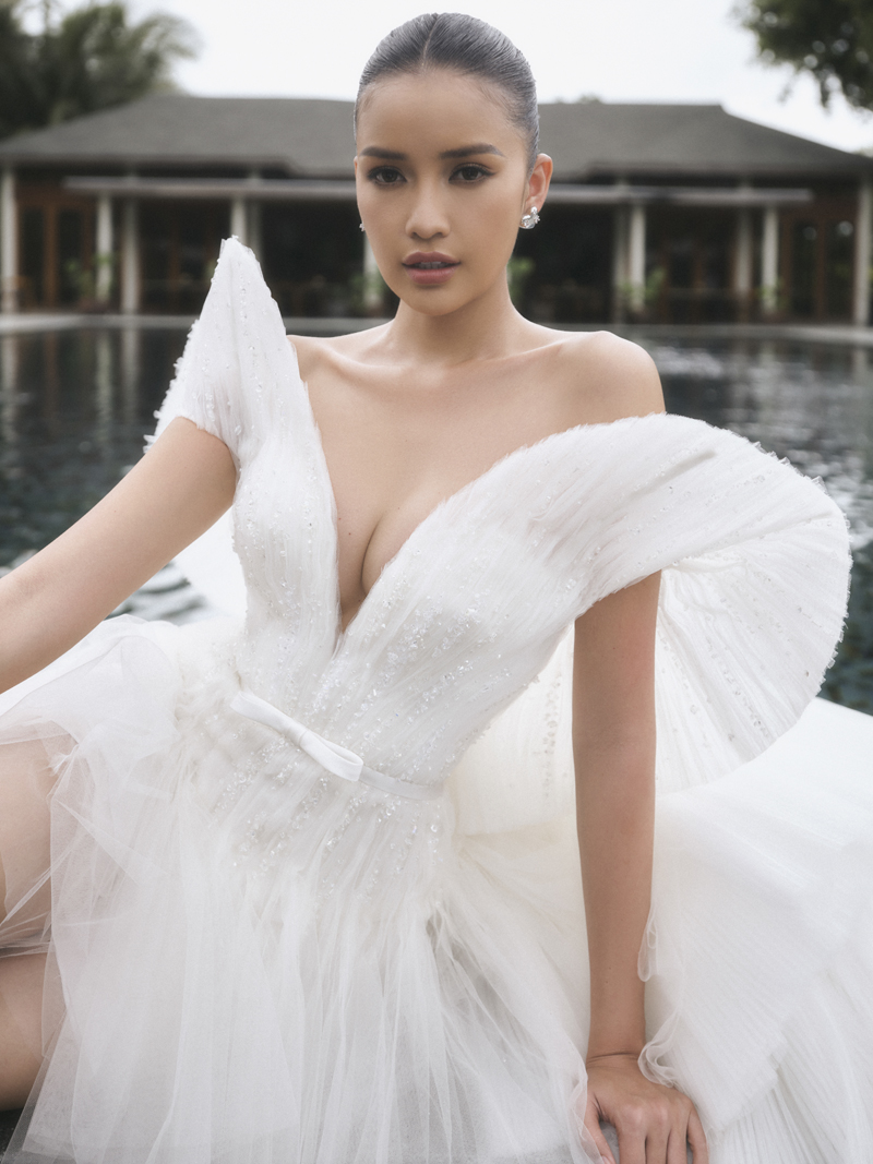 Hoa hậu Ngọc Châu khoe vẻ quyến rũ trong váy cưới Lê Thanh Hòa - ảnh 1