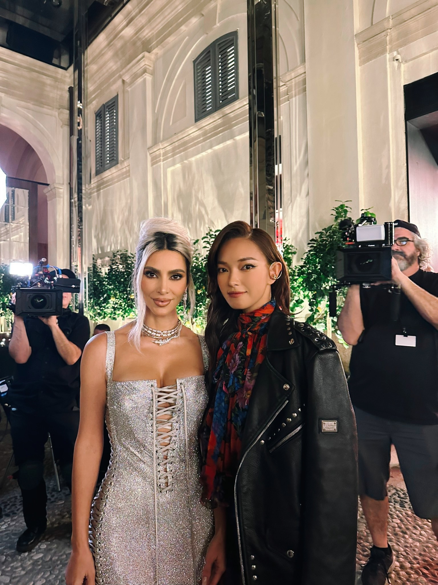 Châu Bùi cá tính trên hàng ghế đầu show Dolce & Gabbana, chụp ảnh thân thiết cùng Kim Kardashian - ảnh 2