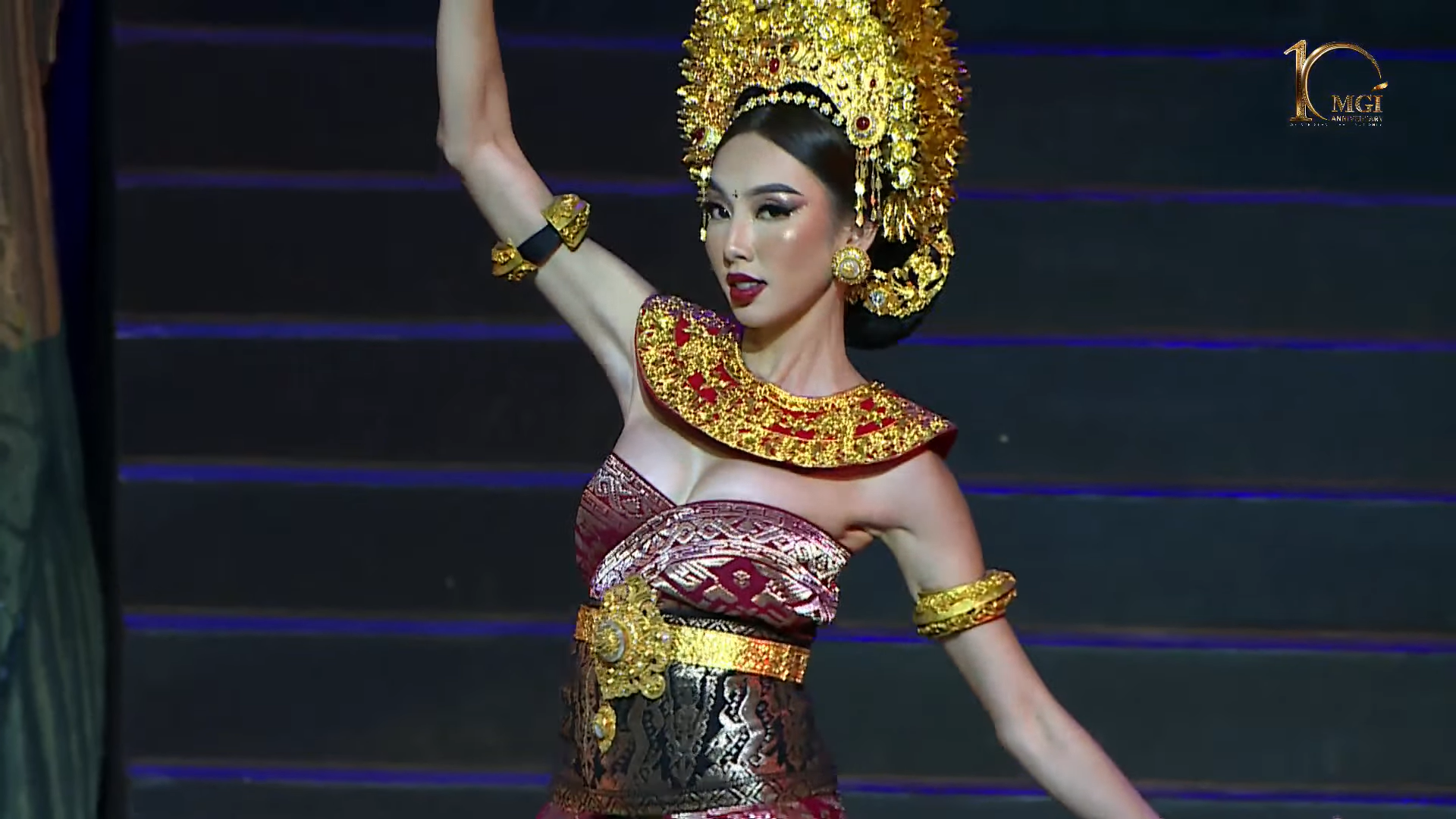 Hoa hậu Thùy Tiên đẹp “xuất thần” trong trang phục truyền thống Bali, Hoa hậu Thiên  Ân hoàn thành phần thi đầy trọn vẹn - ảnh 3