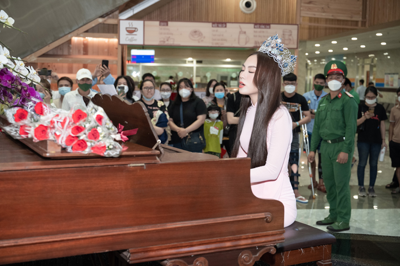 Hoa hậu Mai Phương vừa đàn vừa hát tặng y bác sĩ nữ nhân ngày 20/10 - ảnh 5
