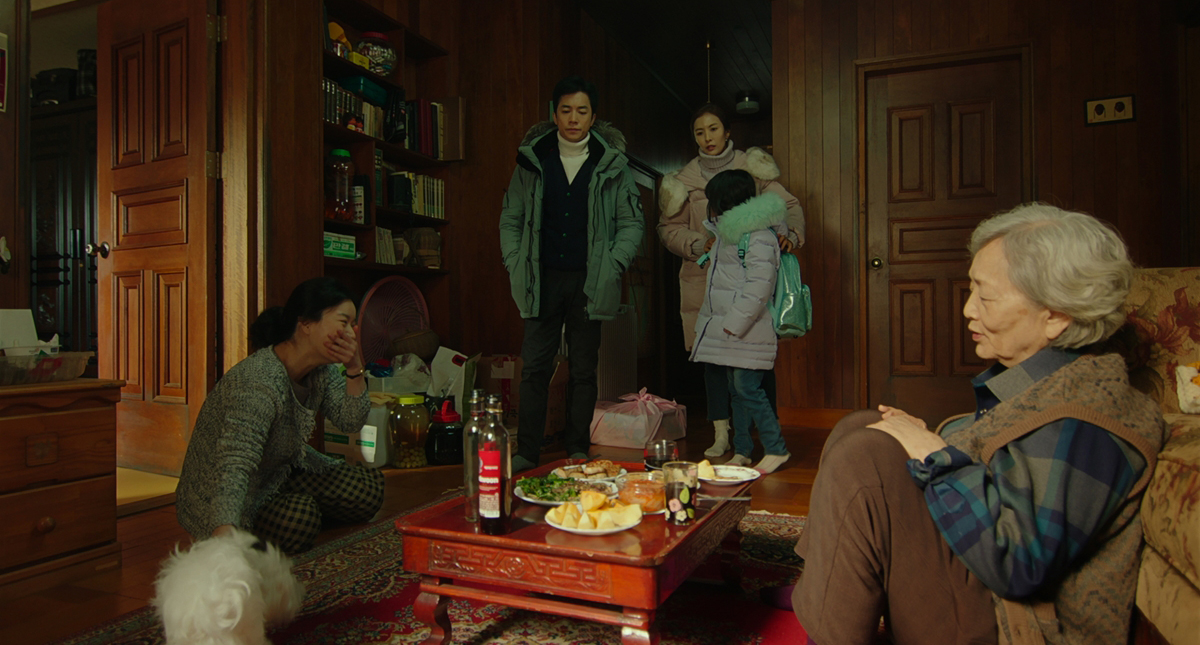 Lắng đọng với trailer 'Hãy chăm sóc mẹ': Người nhà như người lạ, người lạ như người nhà! - ảnh 4