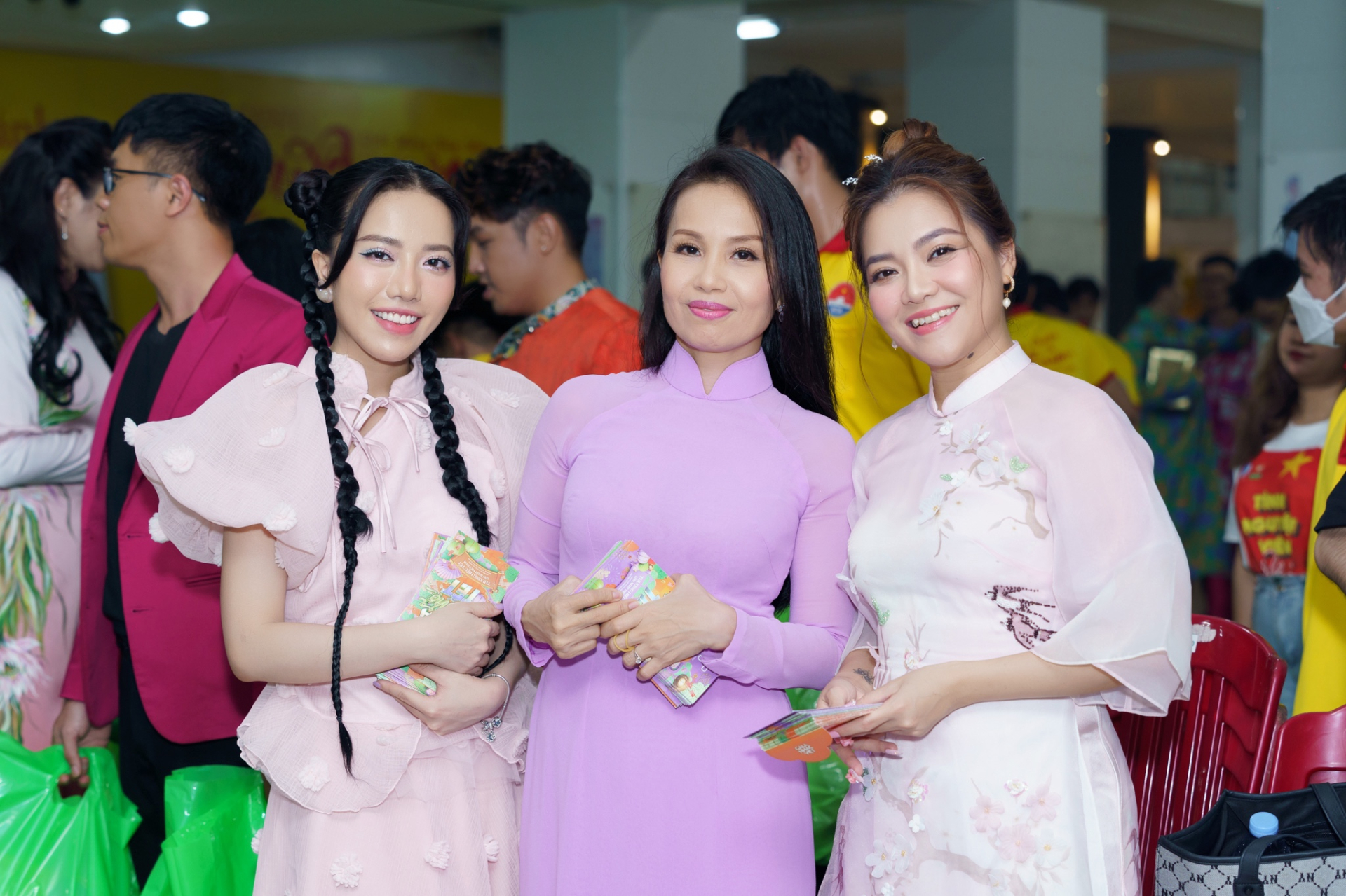 Cẩm Ly, Hồ Ngọc Hà diện áo dài ra mắt 'Gala nhạc Việt', trao 700 phần quà đến Trẻ em đón Tết - ảnh 3