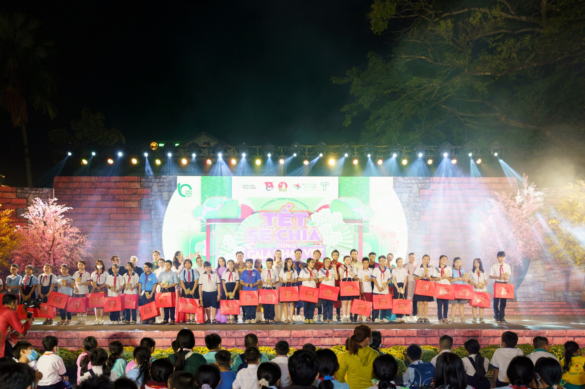 Cẩm Ly, Hồ Ngọc Hà diện áo dài ra mắt 'Gala nhạc Việt', trao 700 phần quà đến Trẻ em đón Tết - ảnh 1