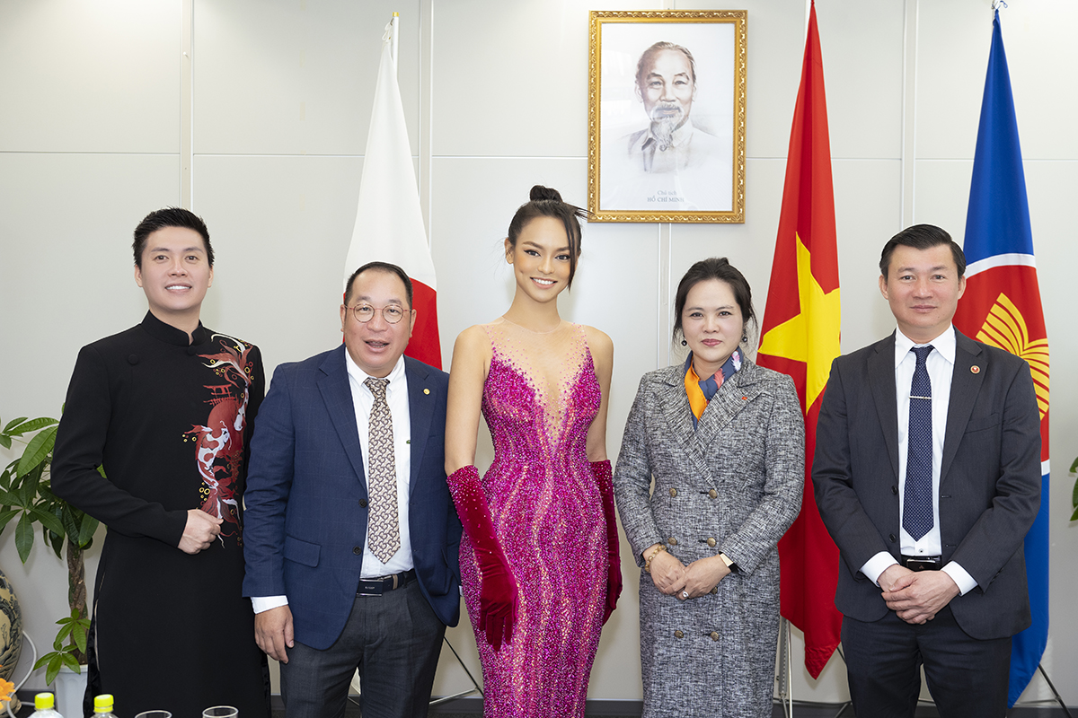 Mai Ngô nhận bằng khen của đại sứ quán Việt Nam tại Nhật - ảnh 1