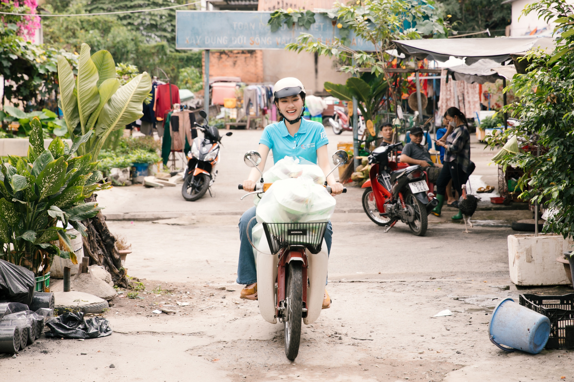 Hoa hậu Mai Phương tự tay nấu ăn, chạy xe máy giao cơm cho bệnh nhân nghèo - ảnh 5